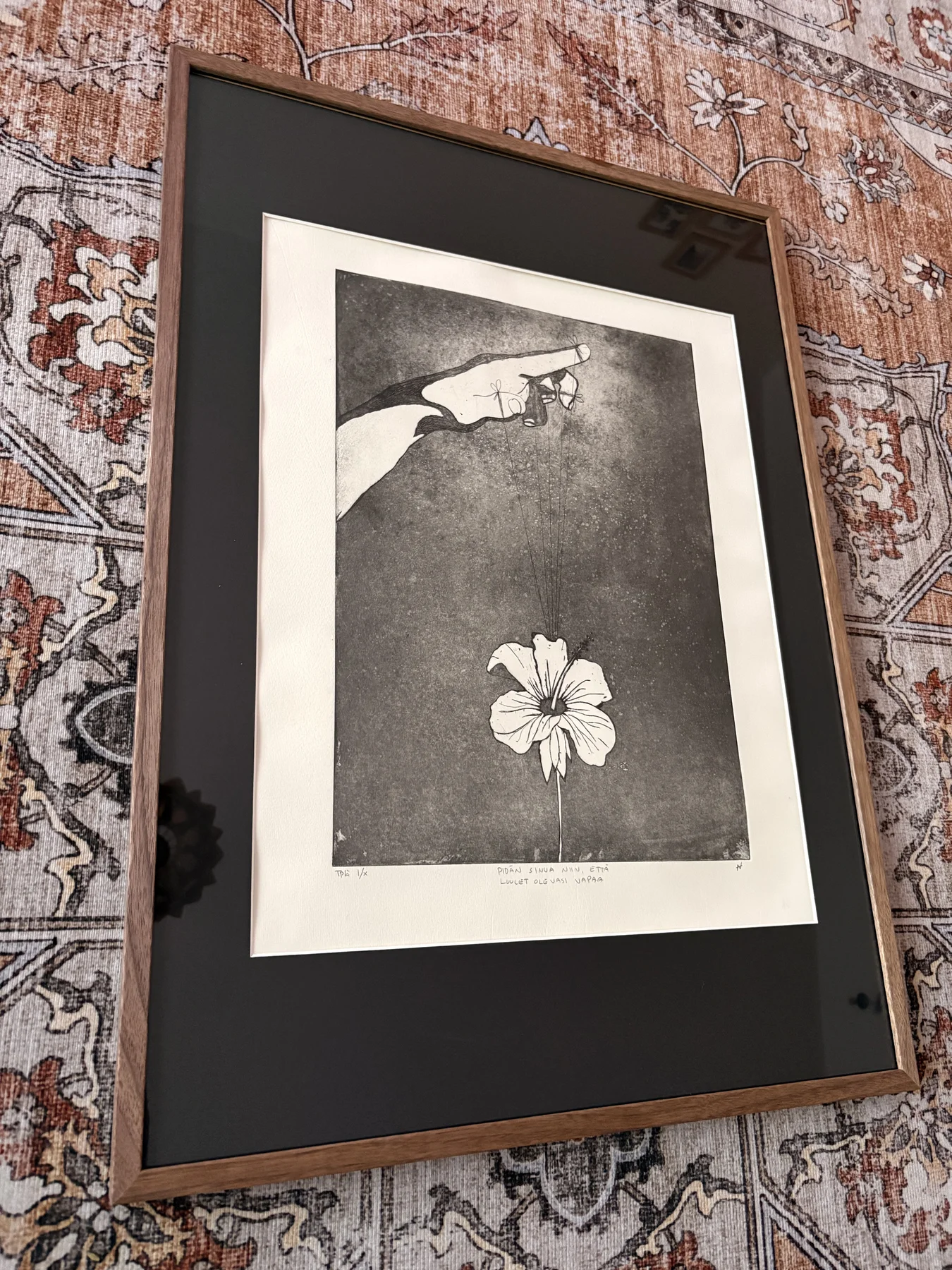 Käsi ja kukka - kehystettynä